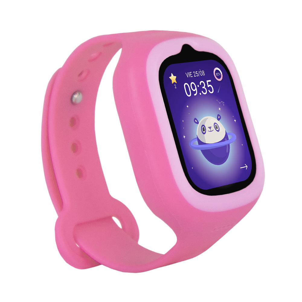 Smartwatch rosa con correa rosa, mostrando un panda en un planeta, la hora y el porcentaje de batería, aislado en negro.