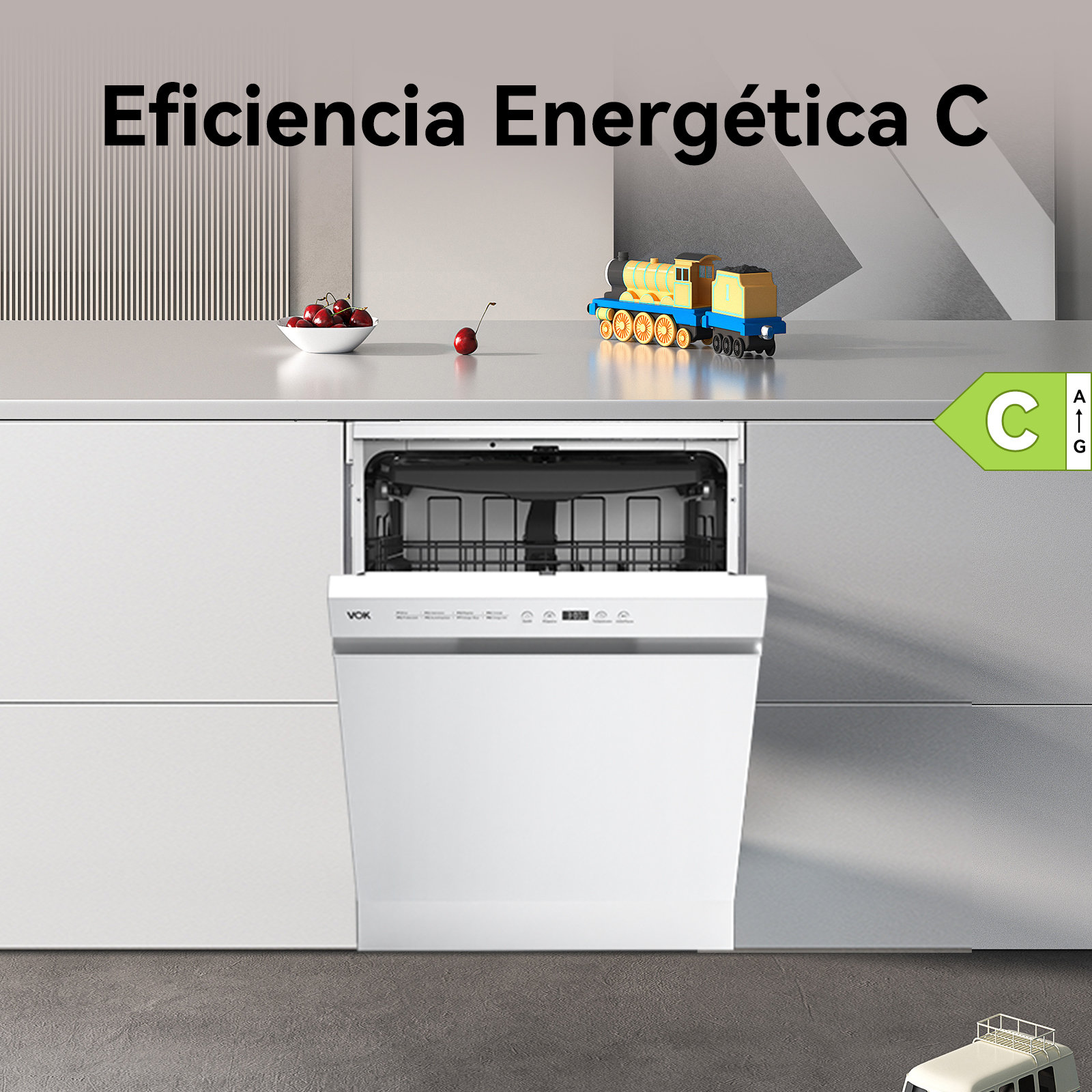 Lavavajillas blanco con puerta abierta, tren de juguete en la encimera, etiqueta de eficiencia energética.