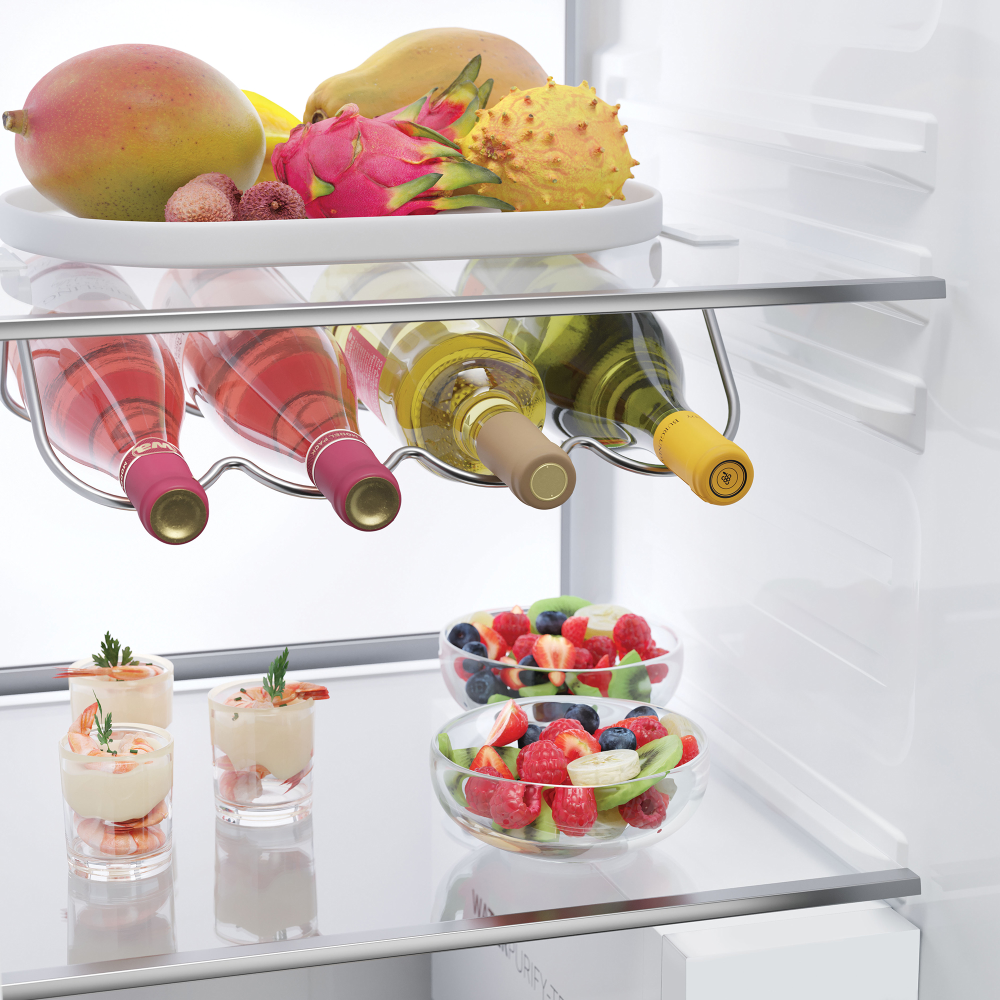 Interior de refrigerador con frutas, botellas de vino y cócteles de camarones. Estantes de vidrio transparente.