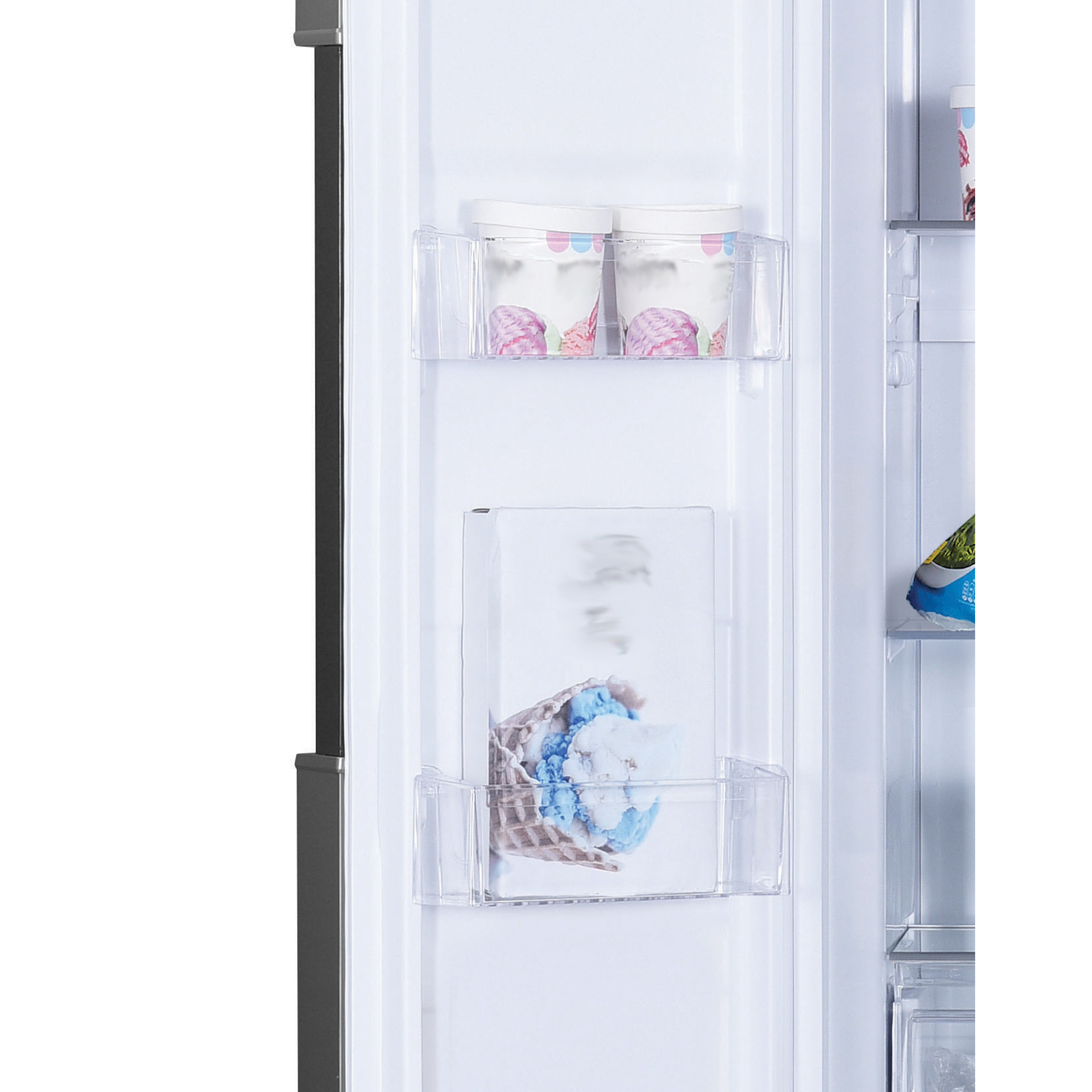 All'interno di un frigorifero: due vaschette di gelato e un sacchetto di surgelati.