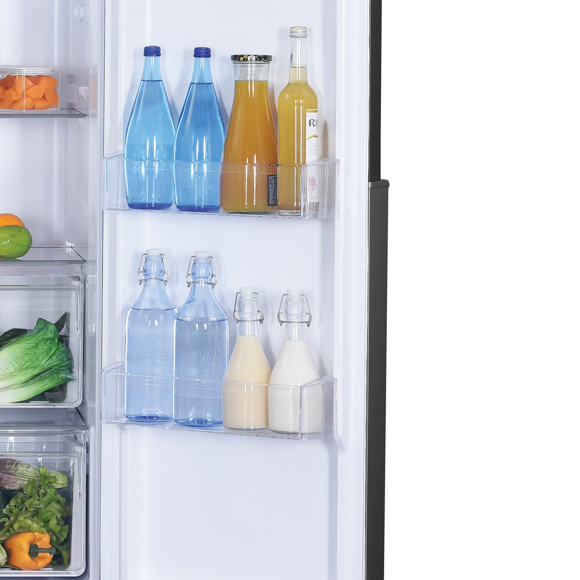 Ripiani del frigorifero con bottiglie d'acqua e succo, e una varietà di altri articoli.