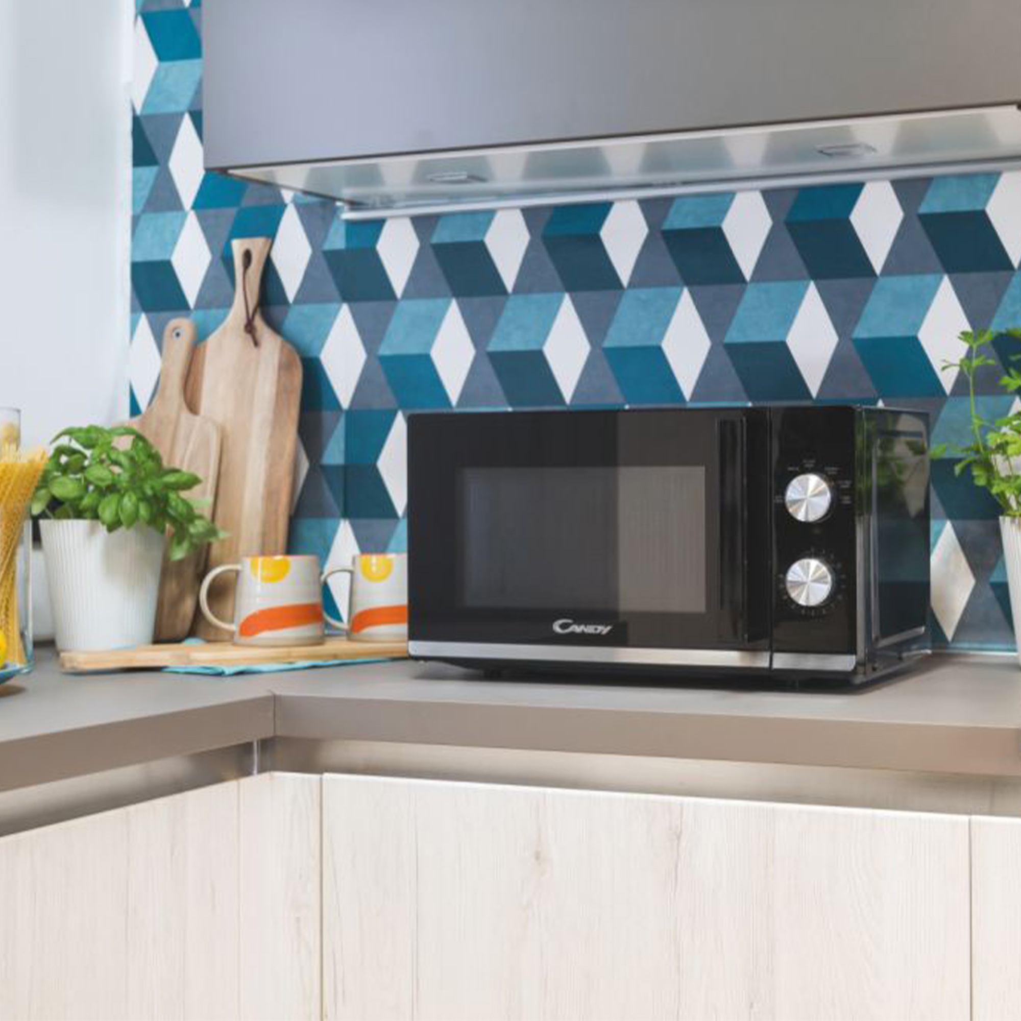 Czarna kuchenka mikrofalowa na blacie z dekoracjami.