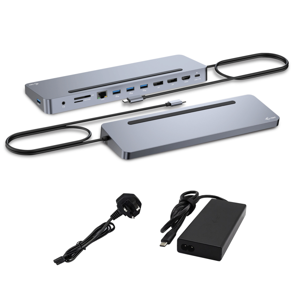 Een zilveren multi-poort adapter met diverse poorten, en een zwarte voedingsadapter en kabel.
