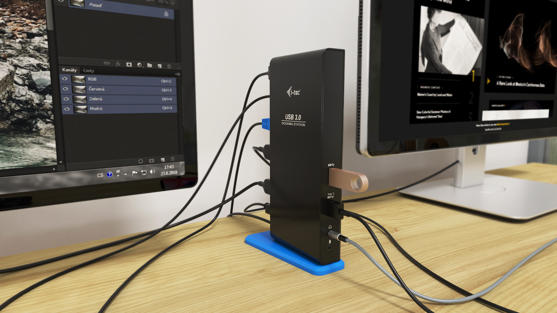 Una docking station con un'unità USB, collegata a più monitor su una scrivania.