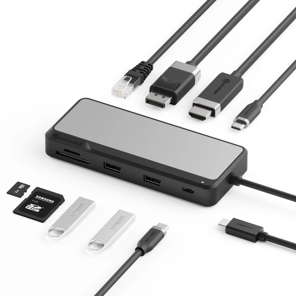 Hub argento e nero con schede SD, chiavette USB e vari cavi.