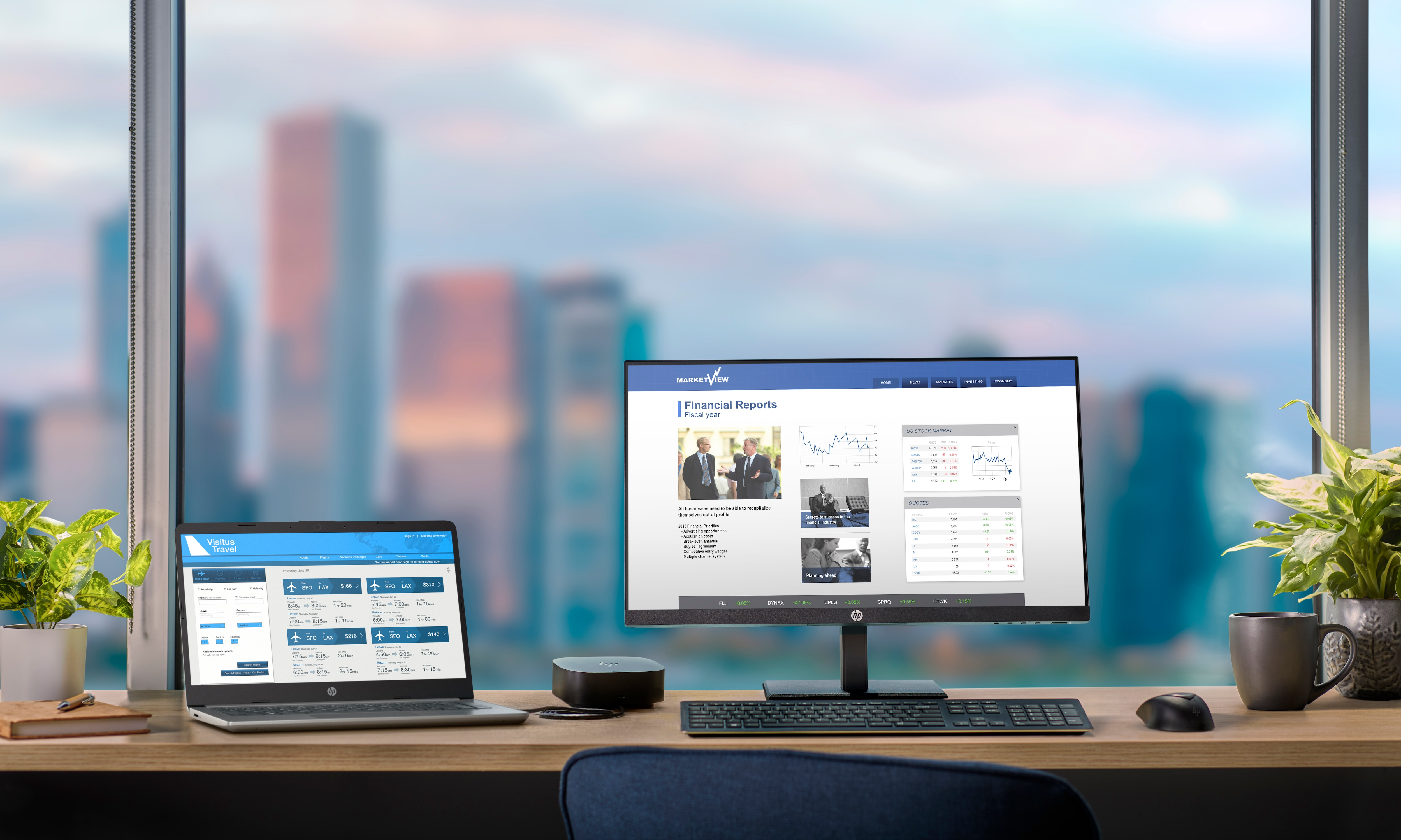 Büro-Setup mit Computerbildschirmen, die Finanzberichte zeigen. Ein Laptop, ein Schreibtisch und ein Ausblick.