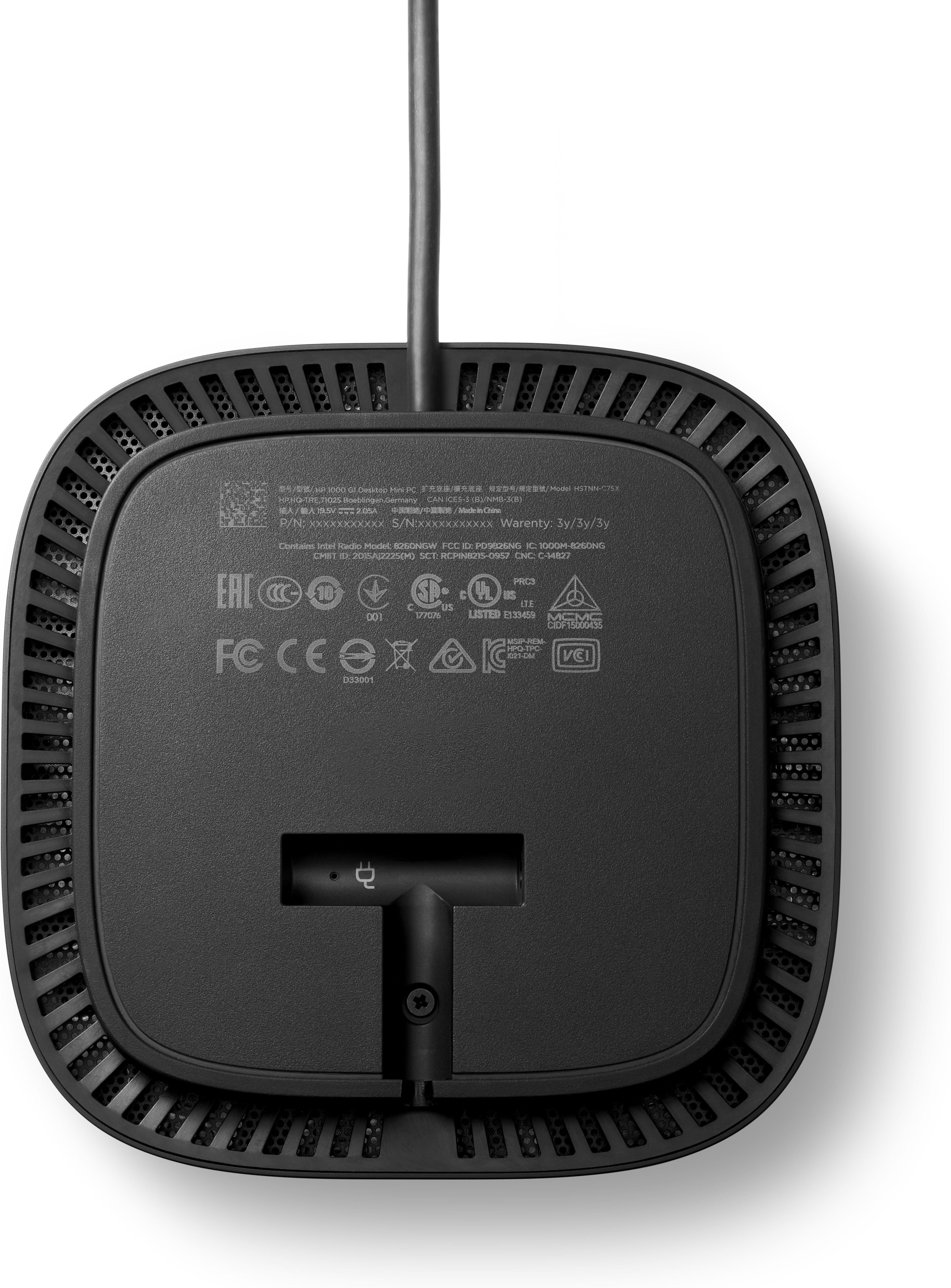 Parte inferiore di un hub nero con loghi e porte, con un connettore a forma di T.