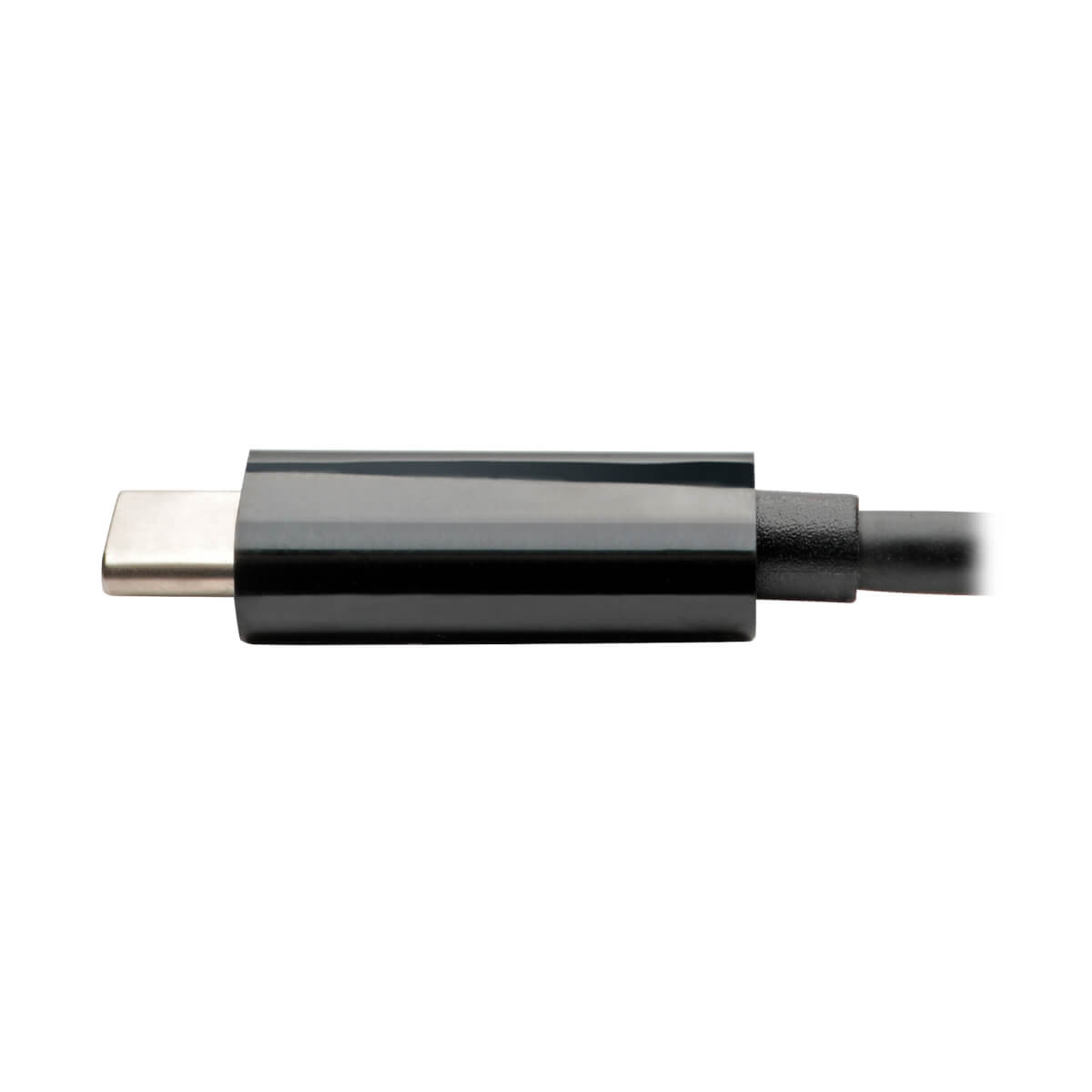 Primo piano di un connettore USB-C nero su un cavo nero, su sfondo bianco.