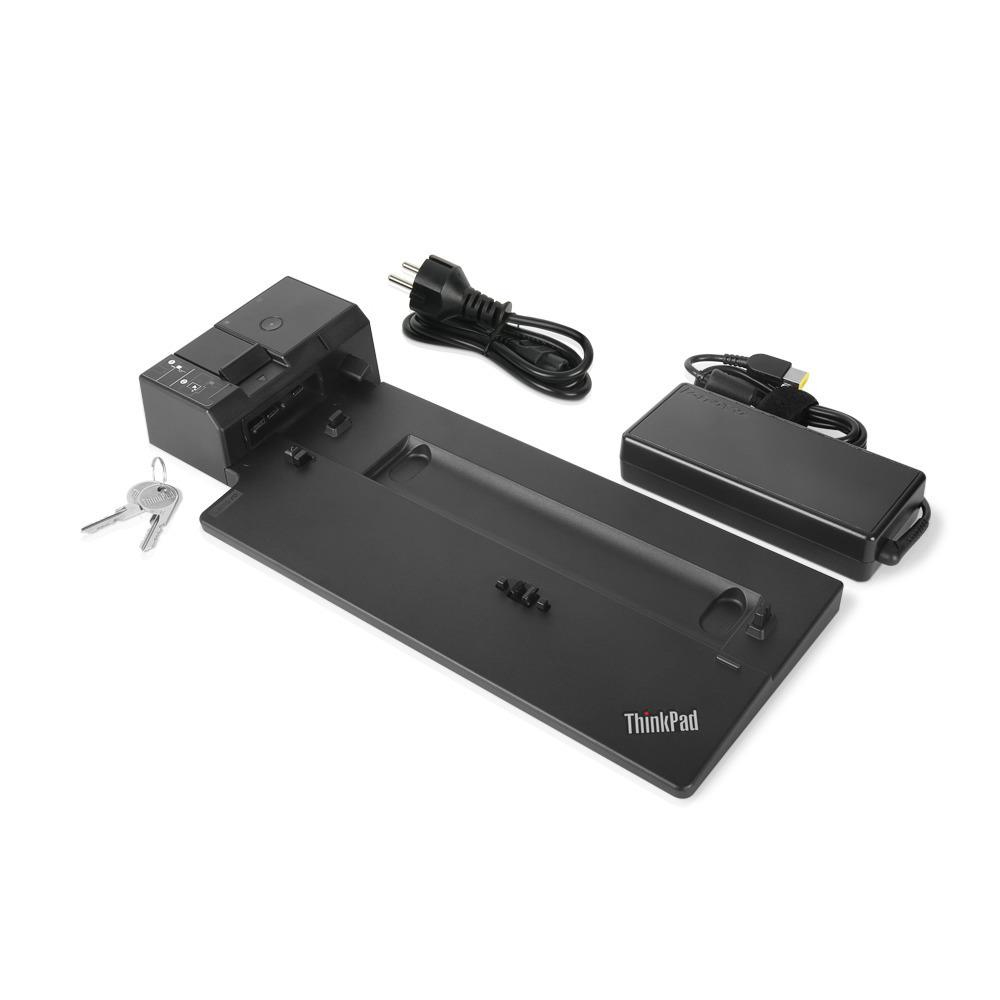 Docking station ThinkPad nera con chiavi, adattatore di alimentazione e cavi su superficie bianca.