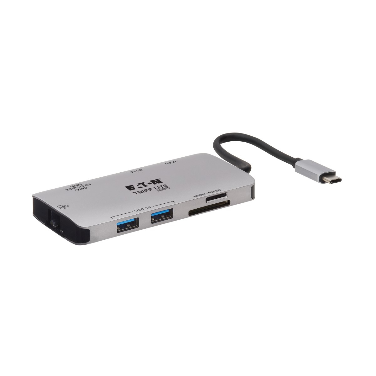 Docking station argentata con più porte e un cavo USB-C, su sfondo bianco.