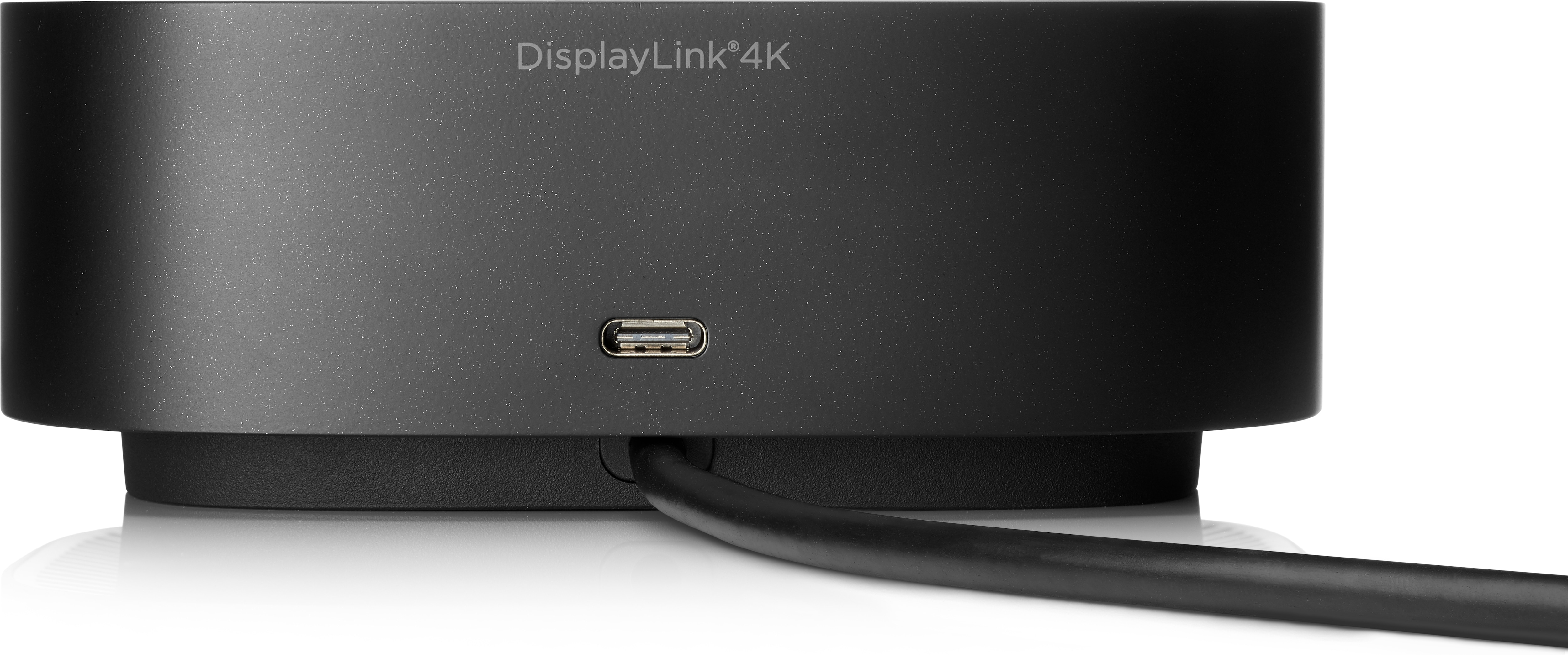 Docking station nera con una porta USB-C e un cavo collegato. DisplayLink 4K è stampato in alto.