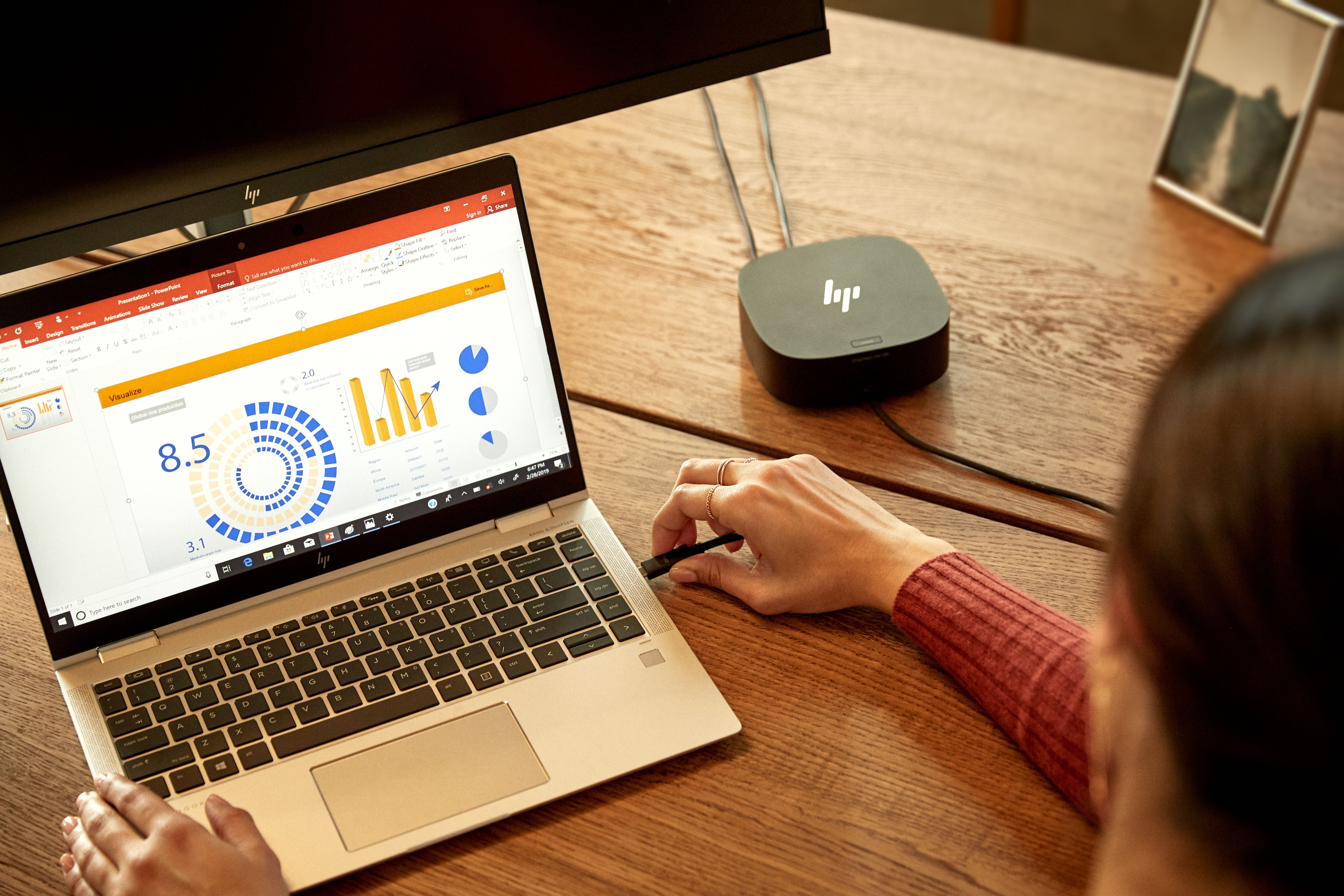Scatola hub USB-C AXAGON argentata con descrizione delle funzionalità dell'hub.