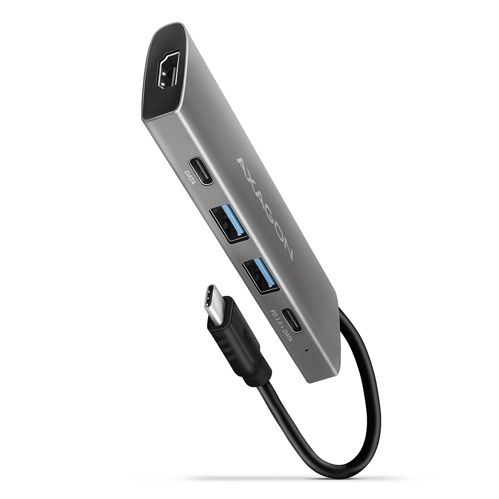 Un hub USB-C Axagon argento con porte dati e USB, e un cavo nero collegato.