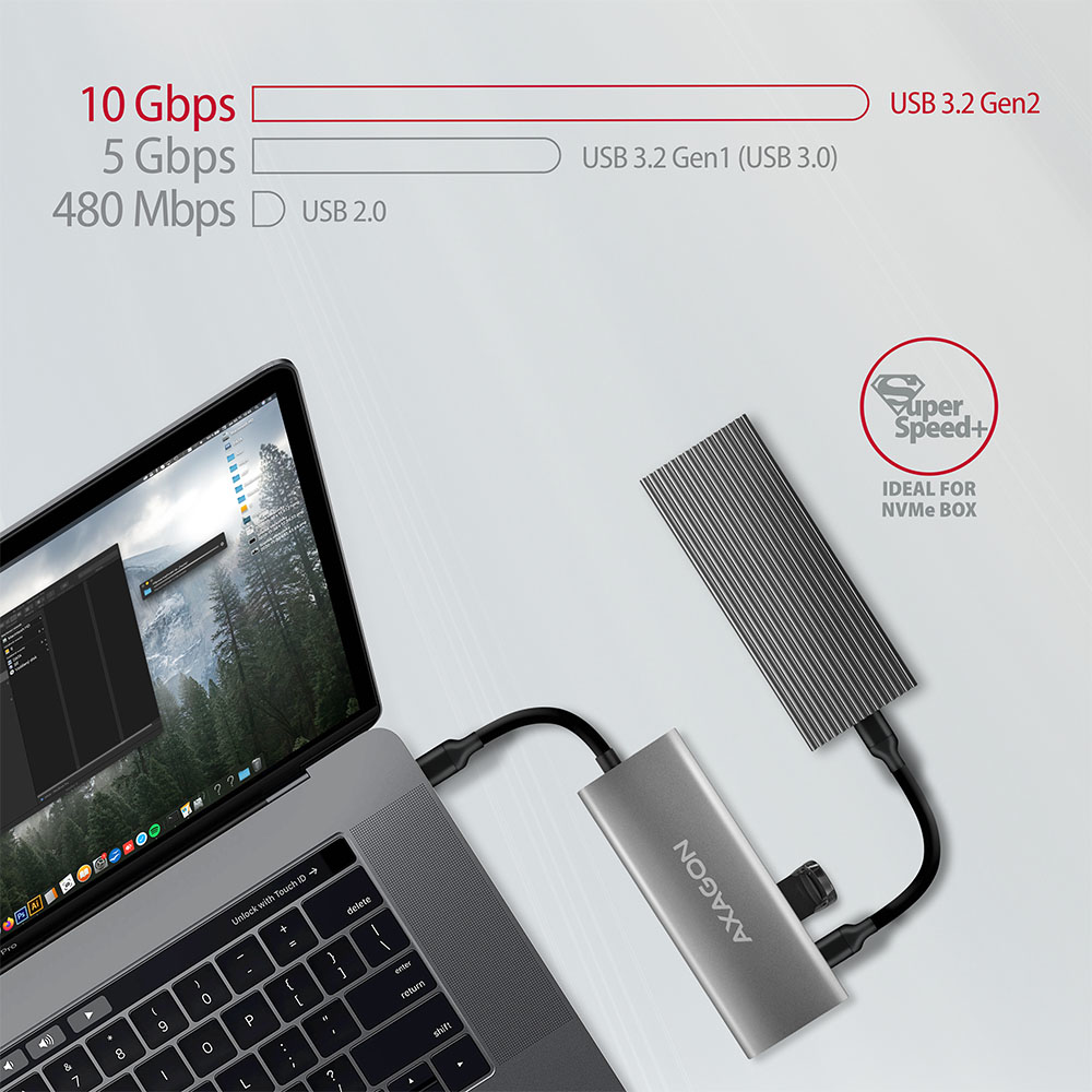 Un laptop collegato a un hub Axagon argentato. Il testo sull'immagine fornisce informazioni sulla velocità. Sfondo bianco.
