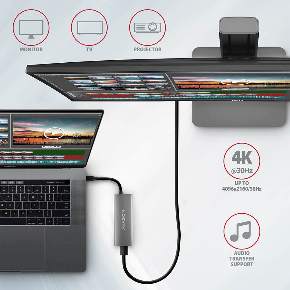 Hub USB-C argentato collegato a un laptop. Icone monitor, TV e proiettore a destra.