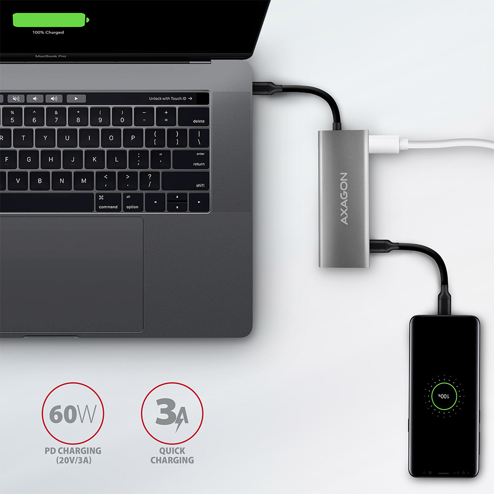 Laptop collegato a un hub argento con icone di ricarica e ricarica rapida visualizzate.