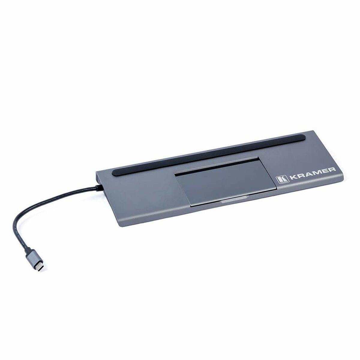 Dispositivo Kramer grigio con cavo nero e connettore USB-C. Sfondo bianco.