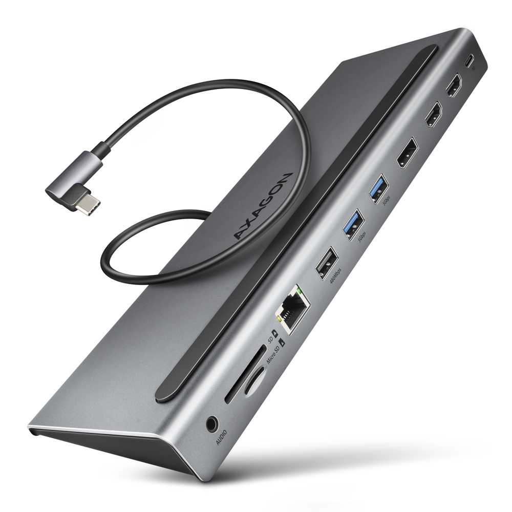 Hub USB-C argentato con più porte e un cavo collegato. Sfondo bianco.