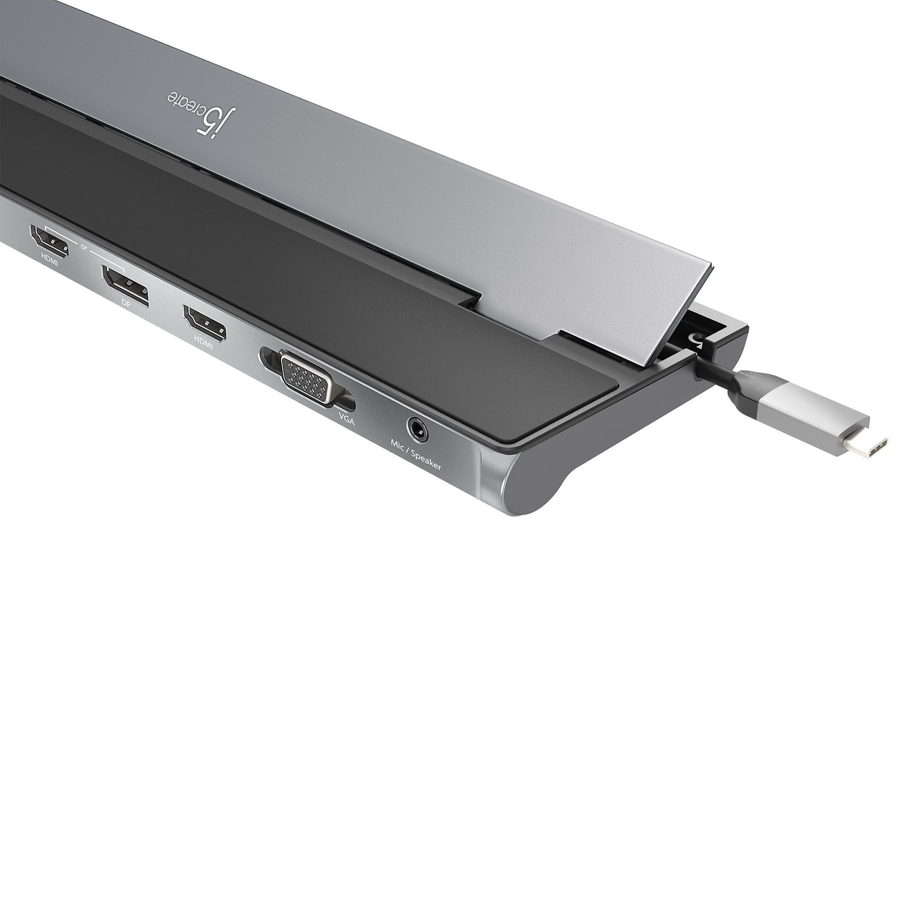 Hub argento e nero con più porte. Cavo USB-C collegato. HDMI e VGA visibili.
