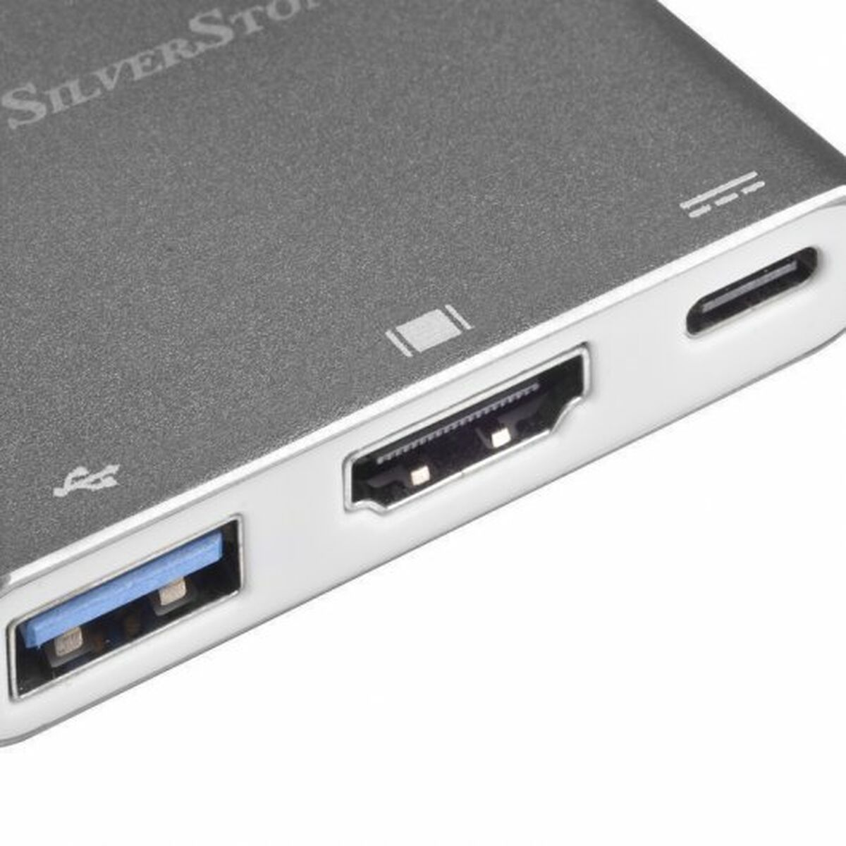Hub SilverStone con porte USB, HDMI e USB-C. Primo piano con sfondo bianco.