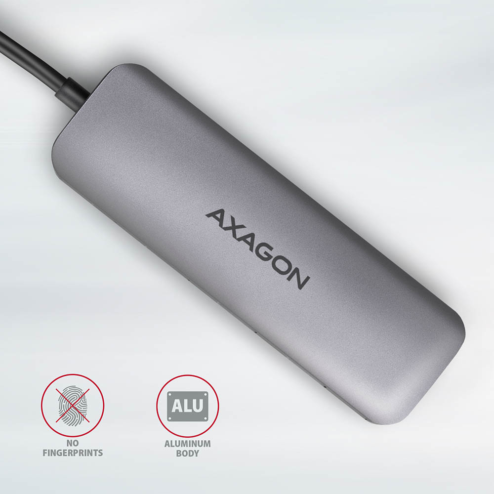 Hub AXAGON argentato con cavo USB-C. Ha una finitura metallica e la scritta 'AXAGON'.