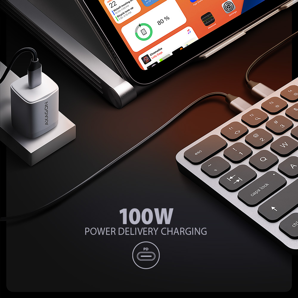 Tablet e tastiera in carica con un caricatore Power Delivery da 100W.