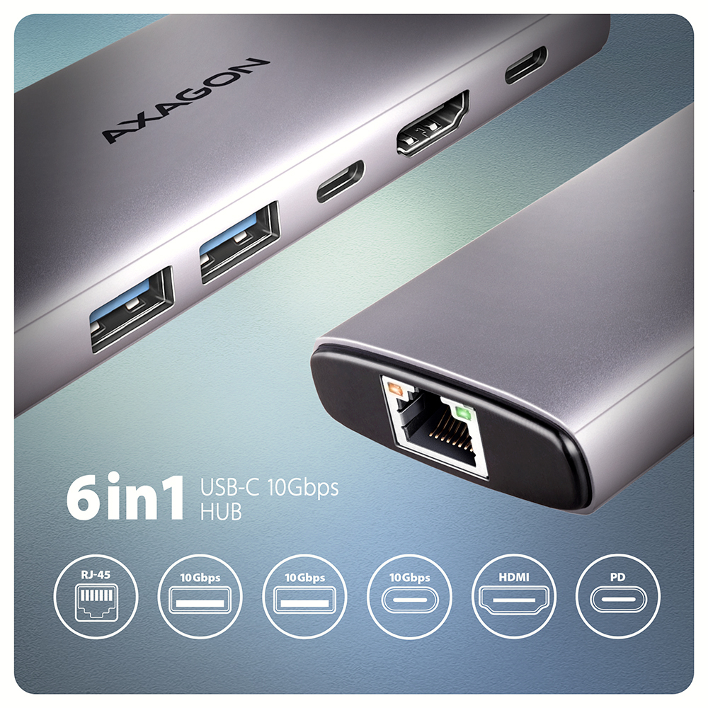 Hub USB-C argentato con più porte, con etichetta di testo su una superficie.