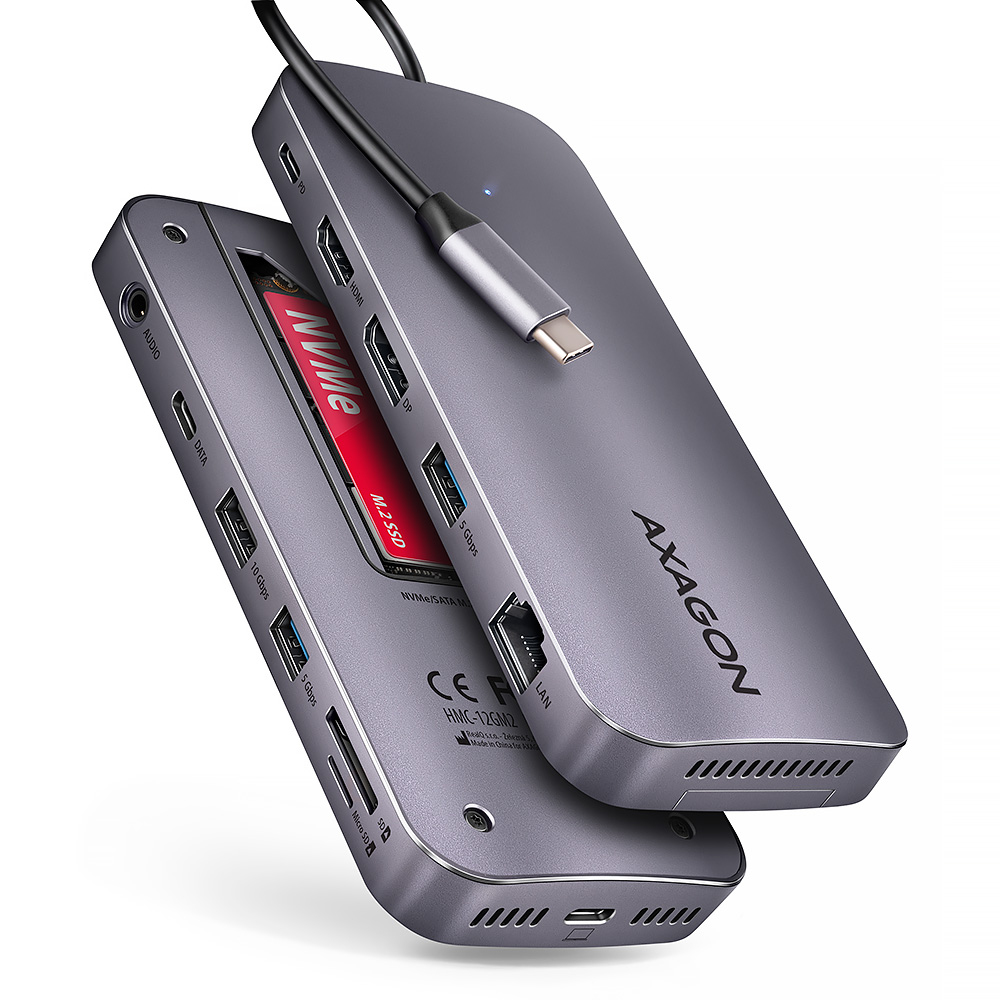 Hub USB grigio con più porte, tra cui HDMI, USB e scheda SD, isolato su bianco.