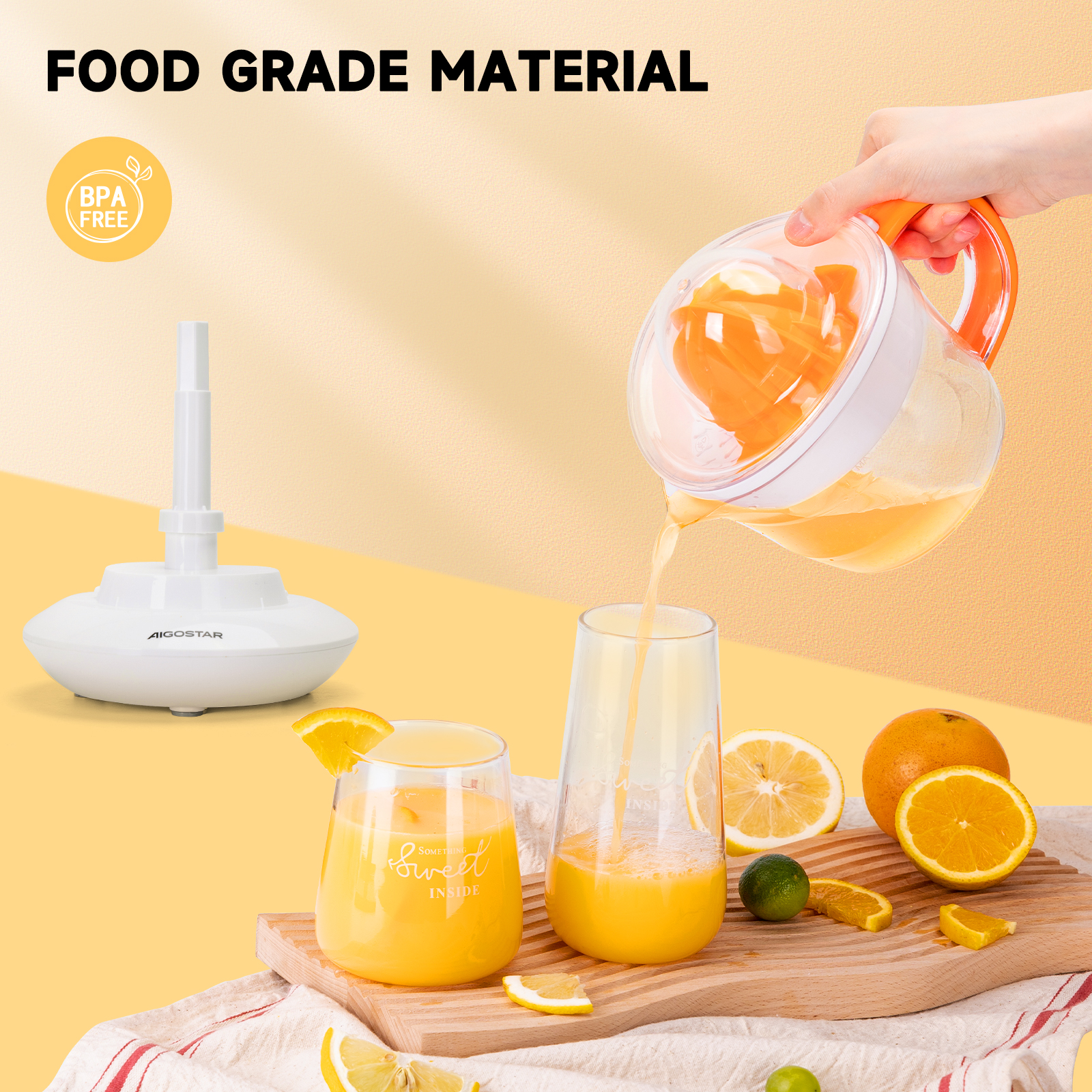 Jugo vertiéndose en un vaso. Naranjas, limones y una exprimidora en la escena.