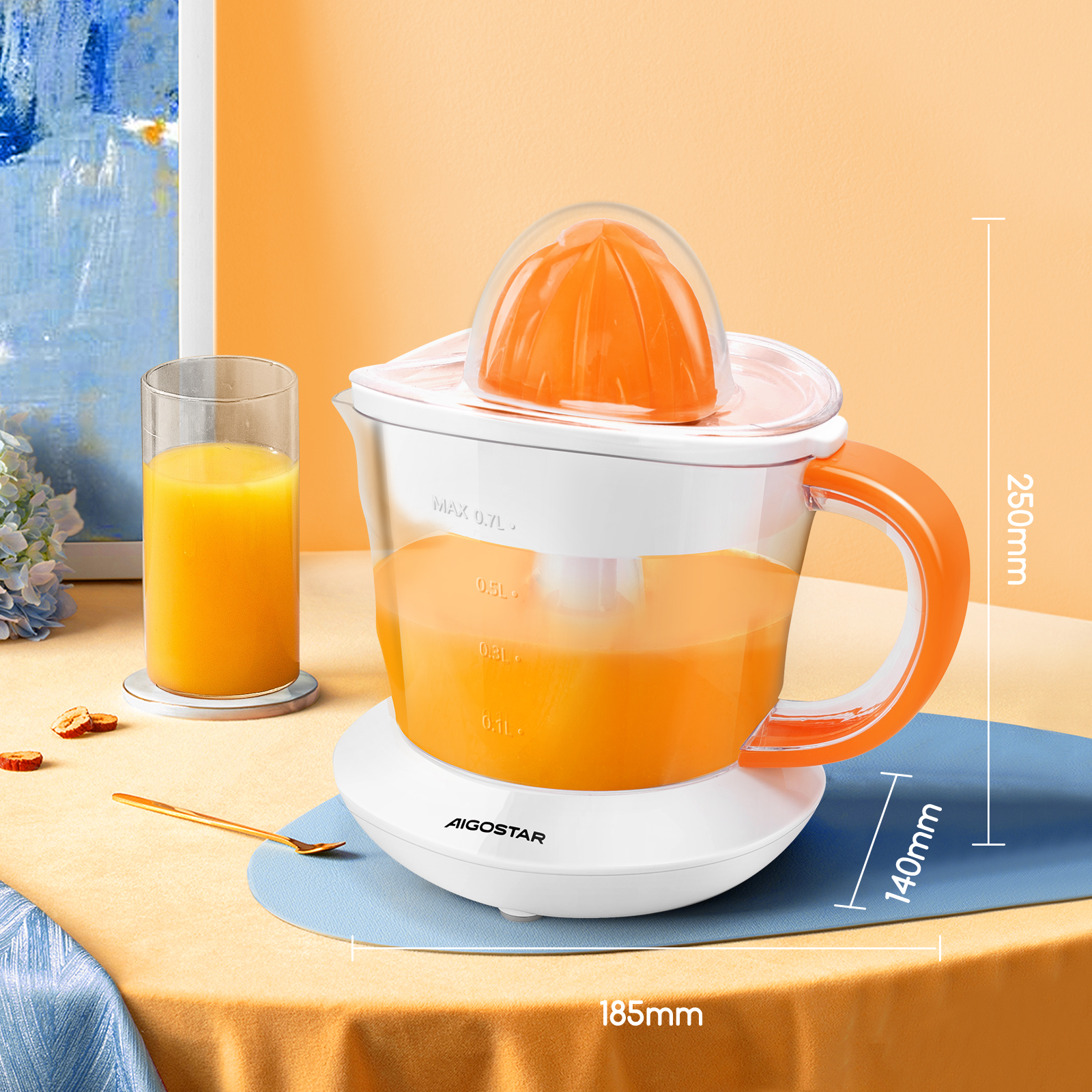 Exprimidor de naranja con vaso de jugo, cuchara y tapete azul en una mesa. El fondo tiene una ventana.