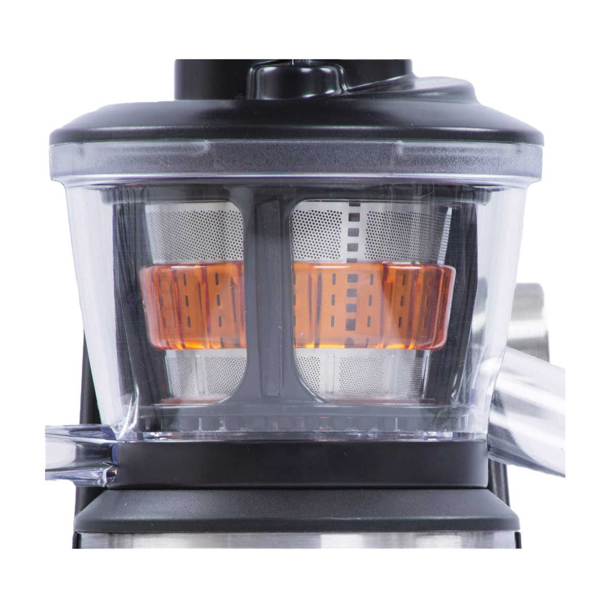 Extractor de zumos con partes transparentes y pulpa naranja.