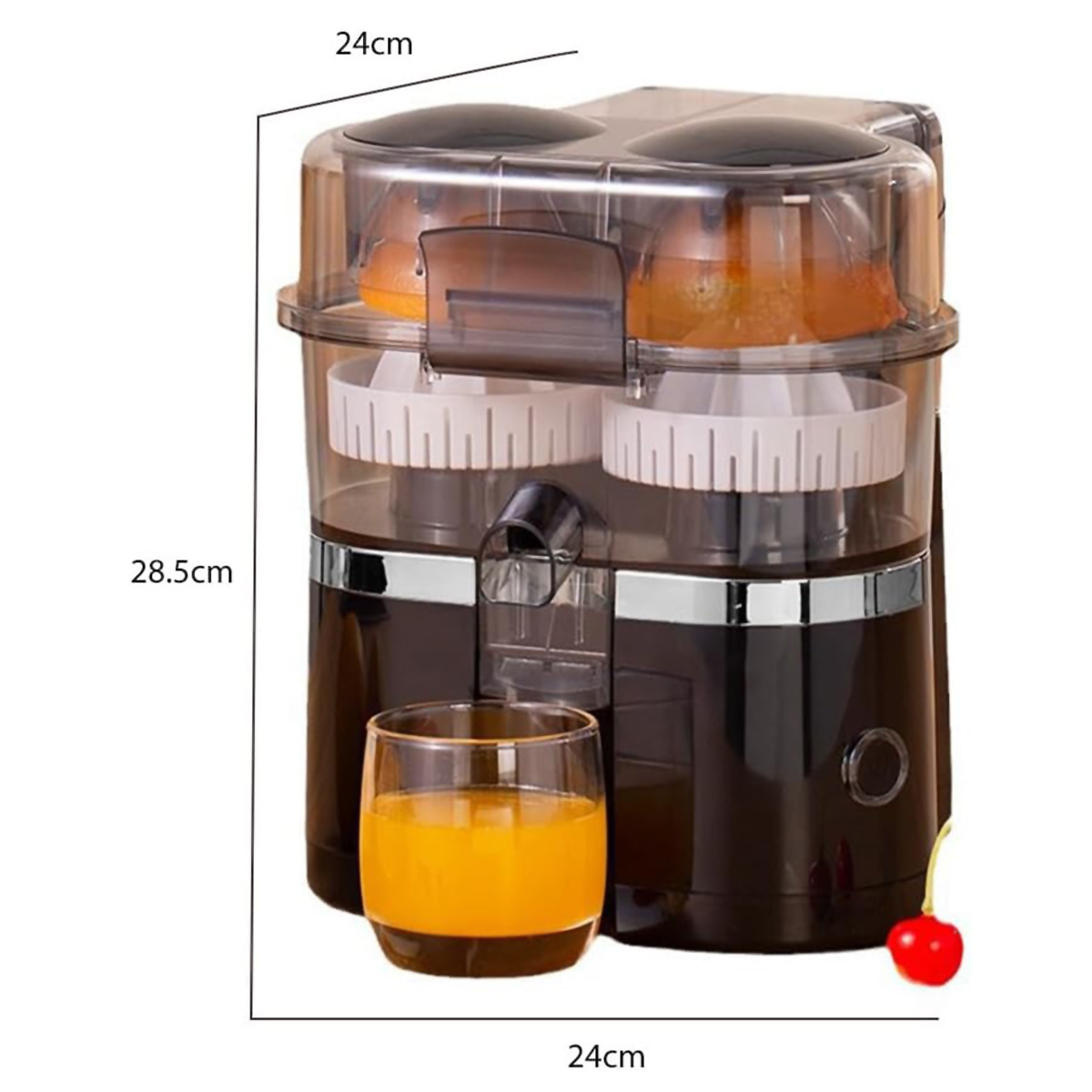 Exprimidor con naranjas dentro. Vaso con zumo de naranja. Medidas 24x24x28.5cm. Una cereza al lado.