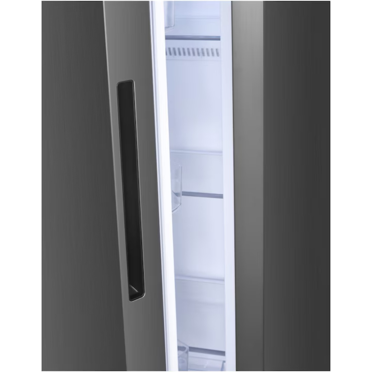 Open grijze koelkast. Wit interieur met planken en lades. Donkere handgreep. Witte achtergrond.