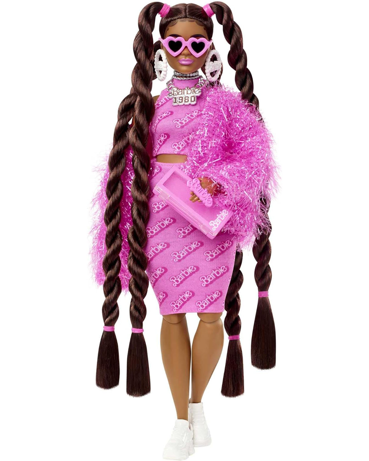 Una bambola Barbie con un abito rosa. Ha lunghe trecce, occhiali da sole e una borsetta rosa.