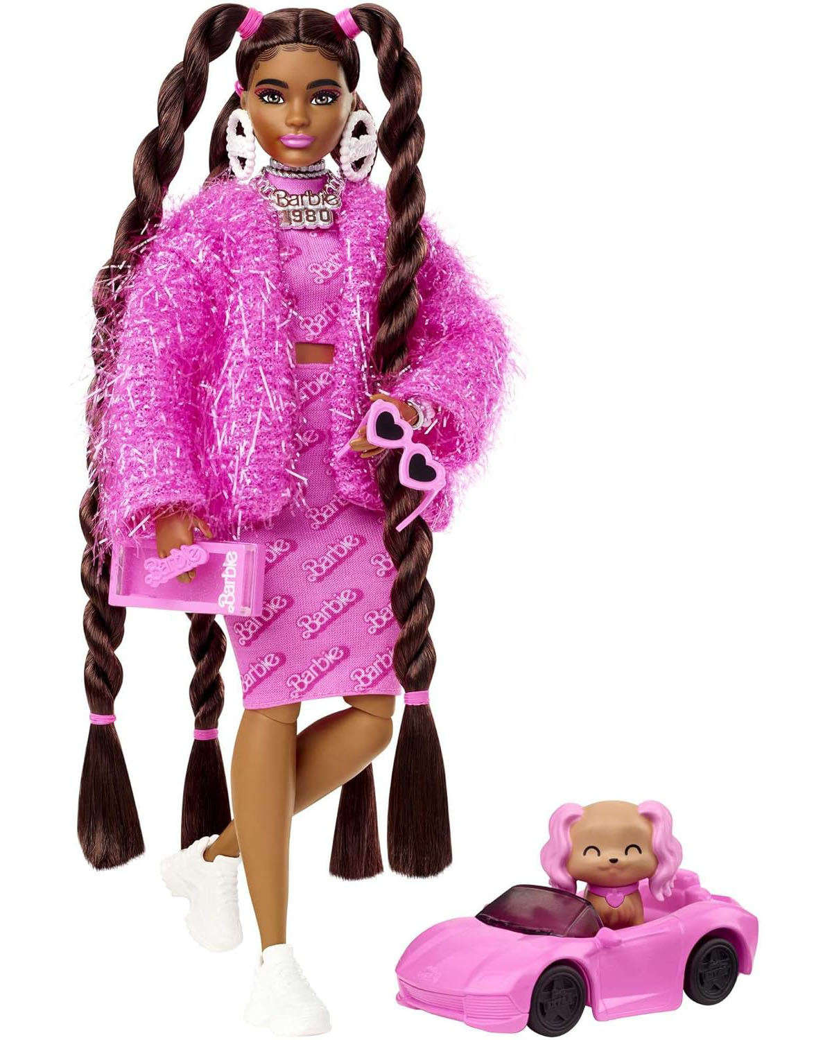 Bambola Barbie con lunghe trecce, abbigliamento rosa e un'auto rosa con un cucciolo. Sfondo bianco.