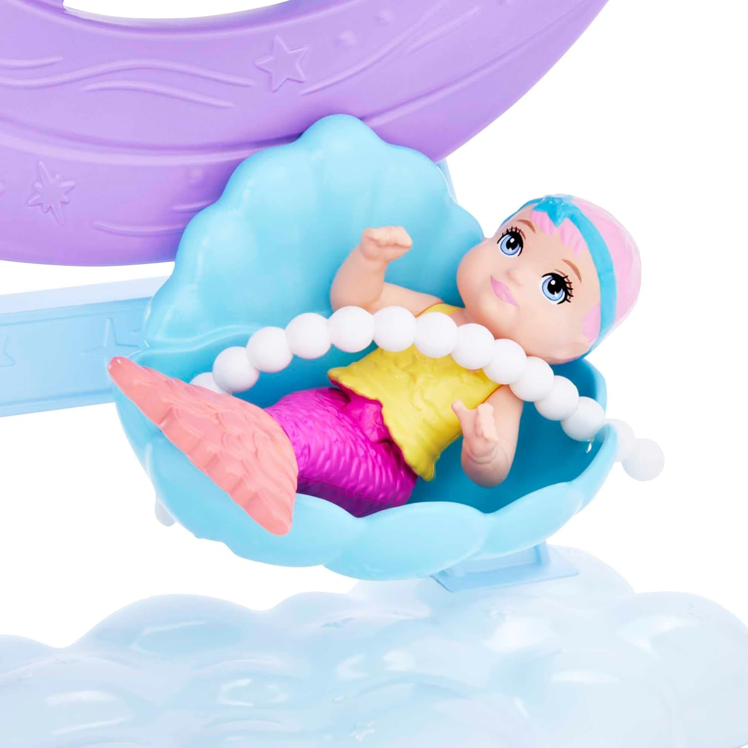 Muñeca de sirena en concha, con fondo de luna y nubes, sobre fondo blanco.
