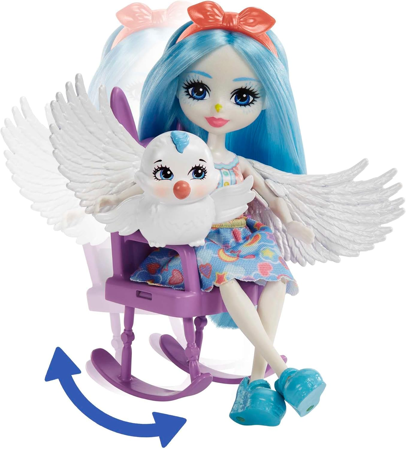 Lalka z niebieskimi włosami i skrzydłami siedząca na bujanym krześle z ptakiem. Białe tło.
