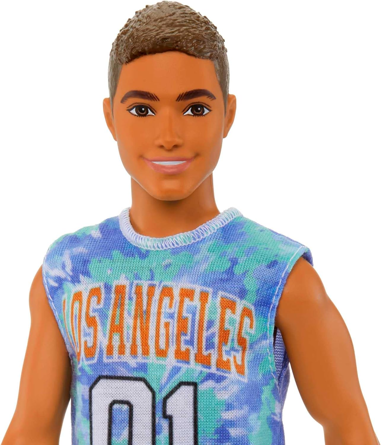 Eine Ken-Puppe mit gebräuntem Teint. Er trägt ein blau-weißes Batik-Tanktop.