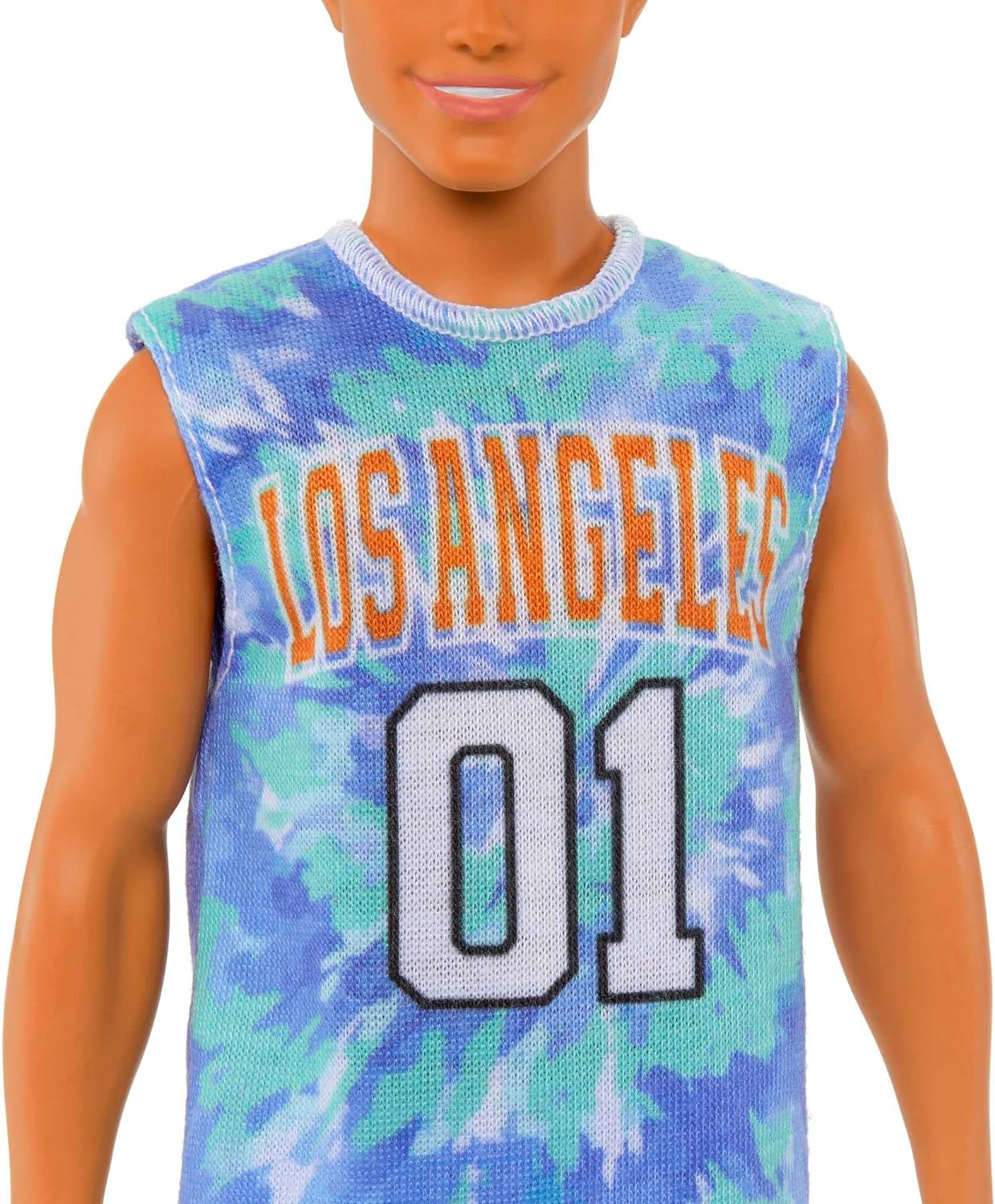 Eine Ken-Puppe mit einem ärmellosen T-Shirt mit 'LOS ANGELES 01' bedruckt.