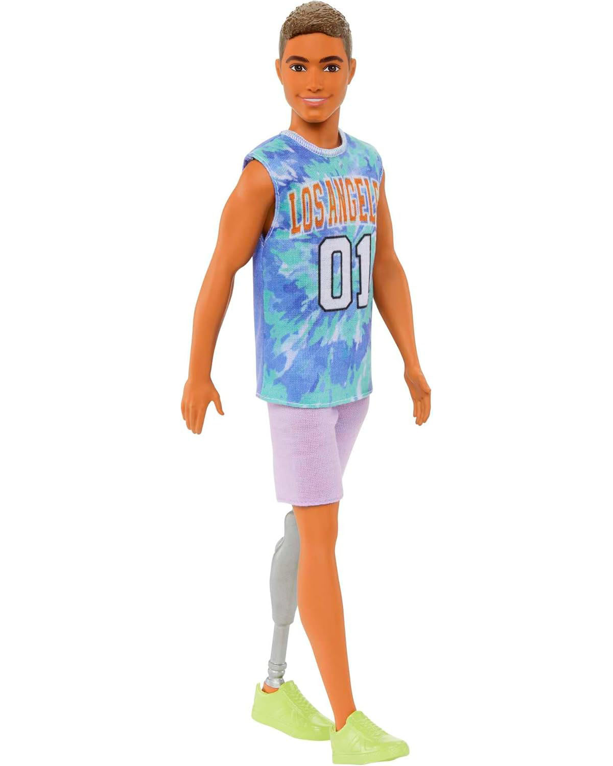 Eine Ken-Puppe mit Beinprothese, Tanktop und Shorts. Er steht.