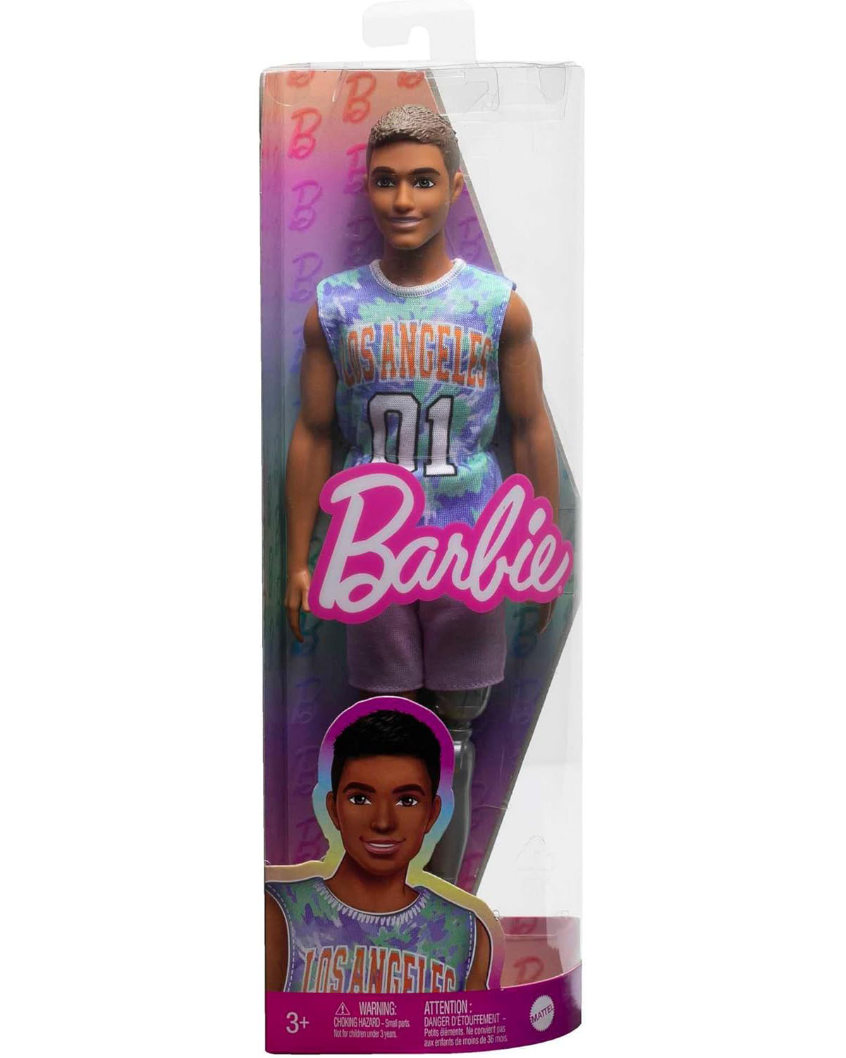 Lalka Ken w przezroczystym opakowaniu; ma na sobie koszulkę i szorty Los Angeles.