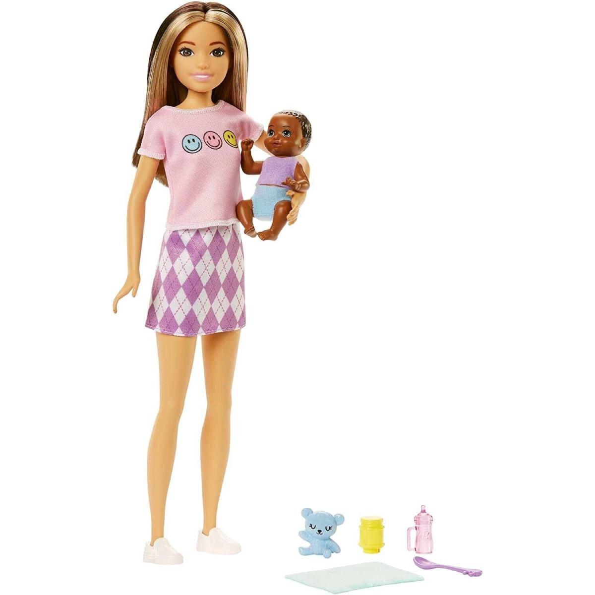 Barbie-Puppe mit einer Baby-Puppe. Zubehör umfasst einen Bären, eine Flasche, einen Löffel und eine kleine Matte.