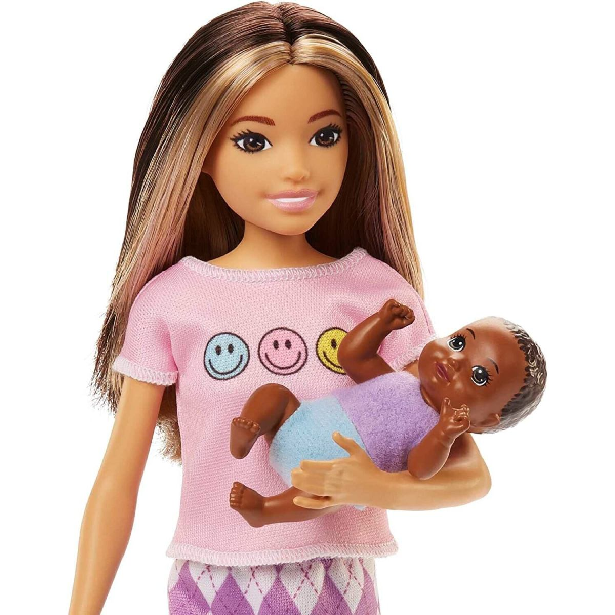 Eine Barbie-Puppe hält ein schwarzes Baby. Die Puppe trägt ein rosa Shirt mit Smileys.