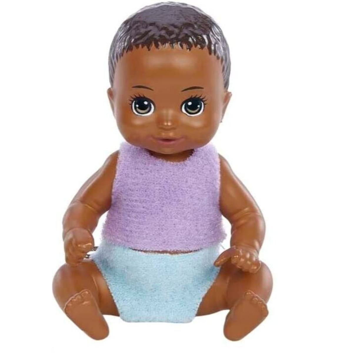 Schwarze Babypuppe mit lila Hemd und blauer Windel. Weißer Hintergrund.