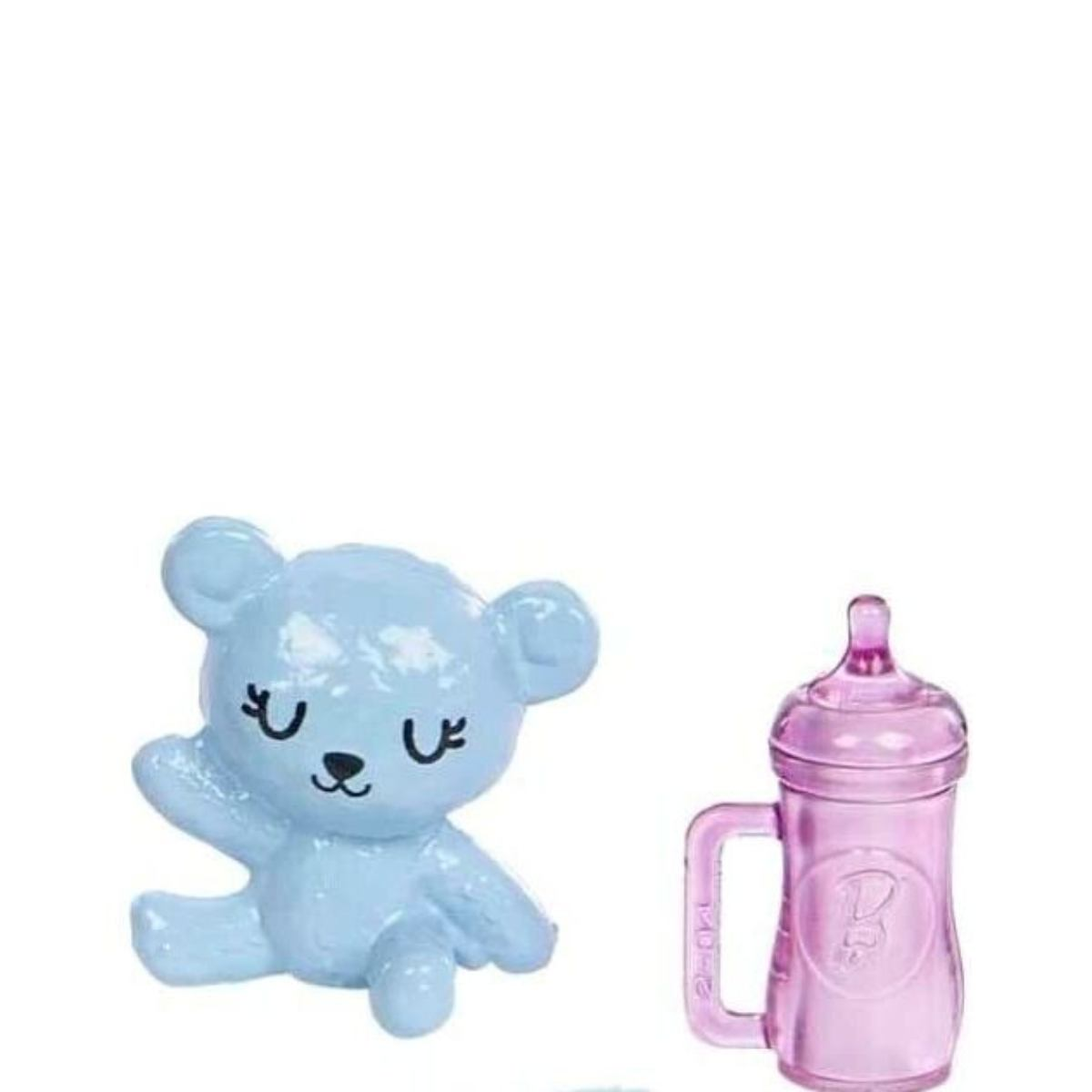 Ein blauer Teddybär mit geschlossenen Augen und eine rosa Babyflasche auf weißem Hintergrund.