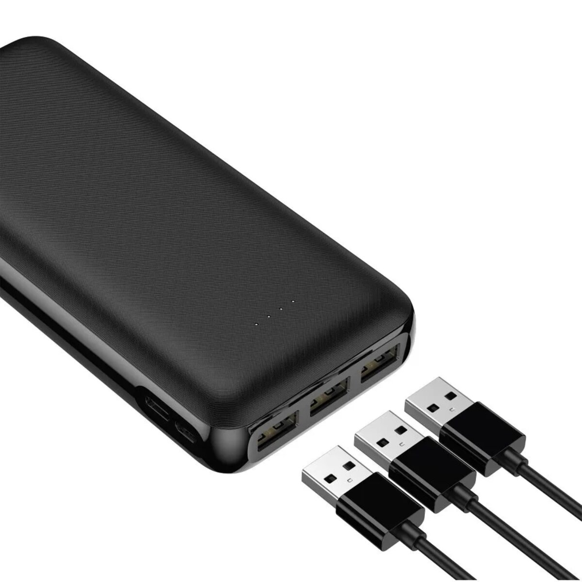 Schwarze Powerbank mit mehreren USB-Anschlüssen und drei USB-Kabeln mit USB-A-Anschlüssen.