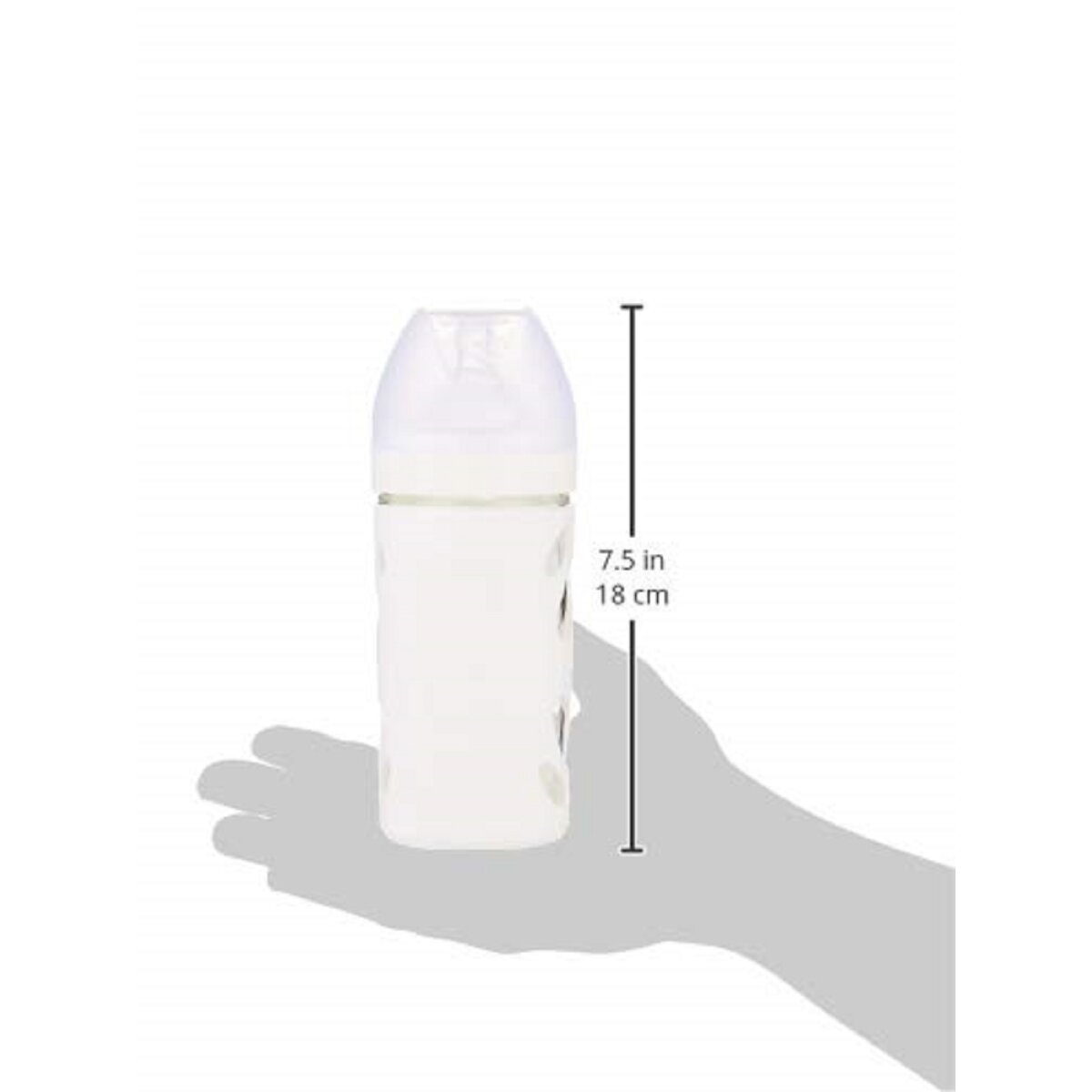 Babyflasche mit Markierungen, gehalten von einer Hand. Es hat einen klaren Sauger, weiße Flasche.