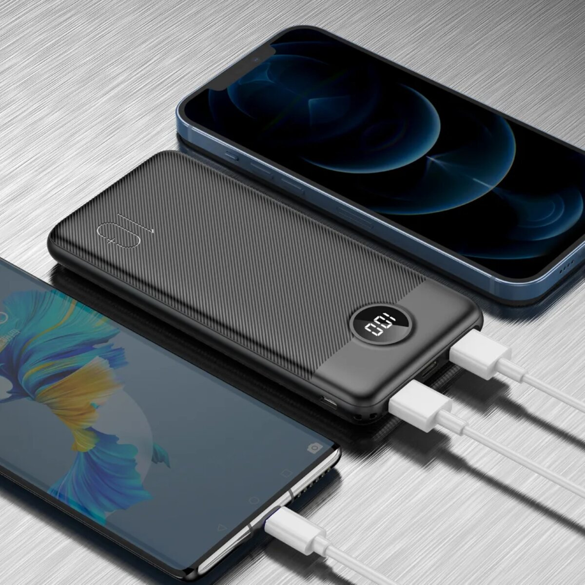 Powerbank lädt drei Telefone. Die Powerbank hat ein Display. Telefone befinden sich auf einer reflektierenden Oberfläche.