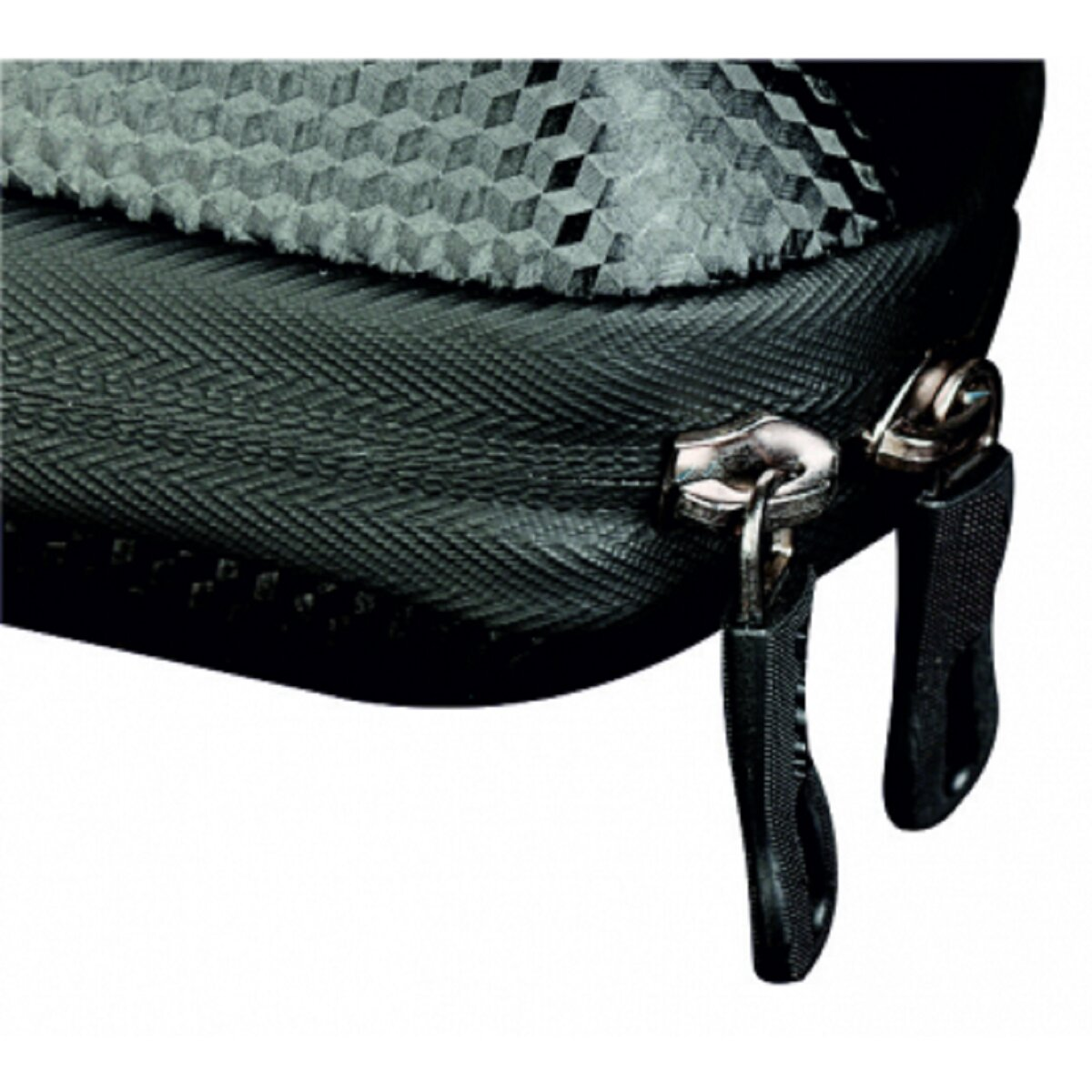 Nahaufnahme eines schwarzen Reißverschlusses mit zwei silbernen Zügen. Die Tasche hat eine strukturierte Oberfläche.