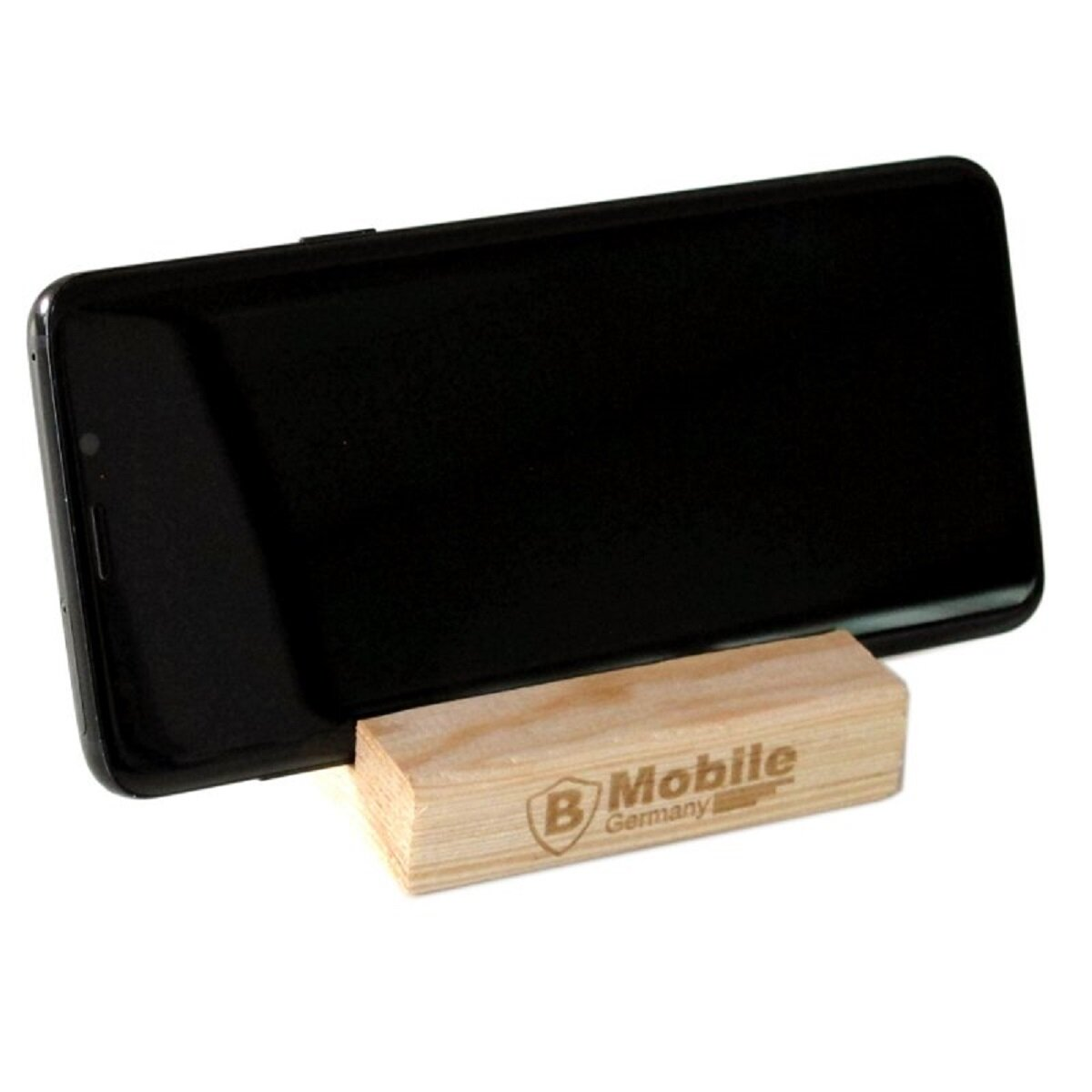 Schwarzes Smartphone ruht auf einem Holzständer mit dem Logo 'B Mobile Germany'.